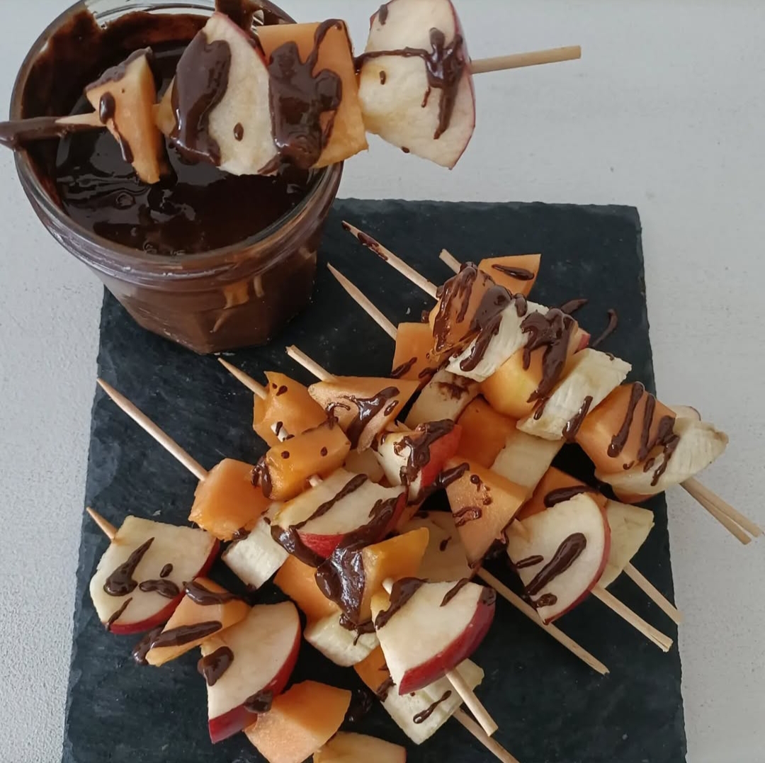 Brochettes de pomme et melon avec chocolat noir fondu, collation gourmande et équilibrée